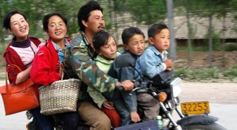 Una famiglia cinese in moto
