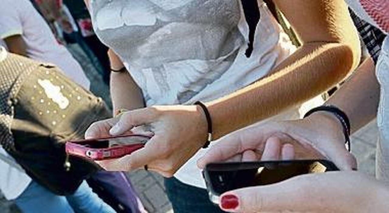 Rientro a scuola a Napoli, si riparte in 400mila in classe: «No agli smartphone»