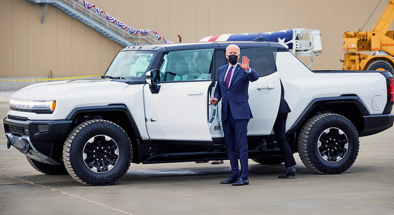Il presidente Biden nella Factory Zero di GM a fianco ad un Hummer EV