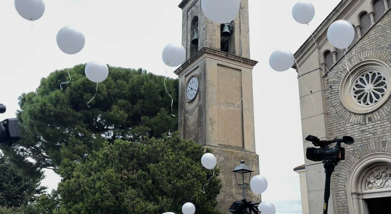 Senigallia, palloncini bianchi per Leo. Il rimpianto dei compagni: «Scusa, non abbiamo capito». La mamma: «Ora giustizia»