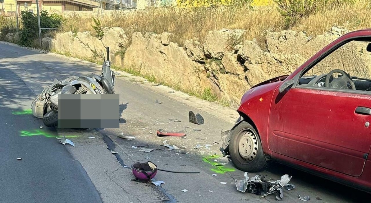Salento, incidente tra auto e scooter sul lungomare: in ospedale un 21enne