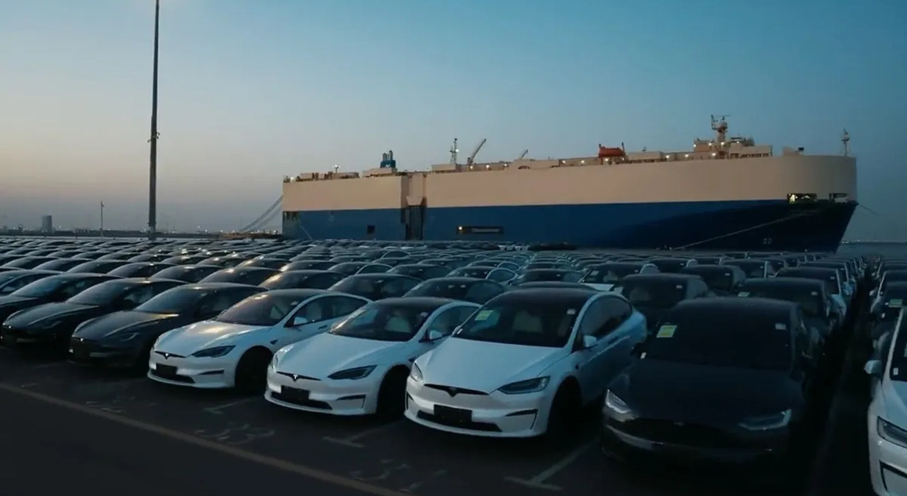 Tesla ferme nel porto di Stoccolma
