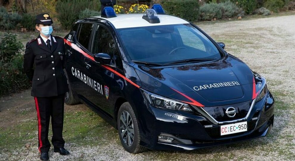 Una Nissan Leaf con la livrea dei carabinieri