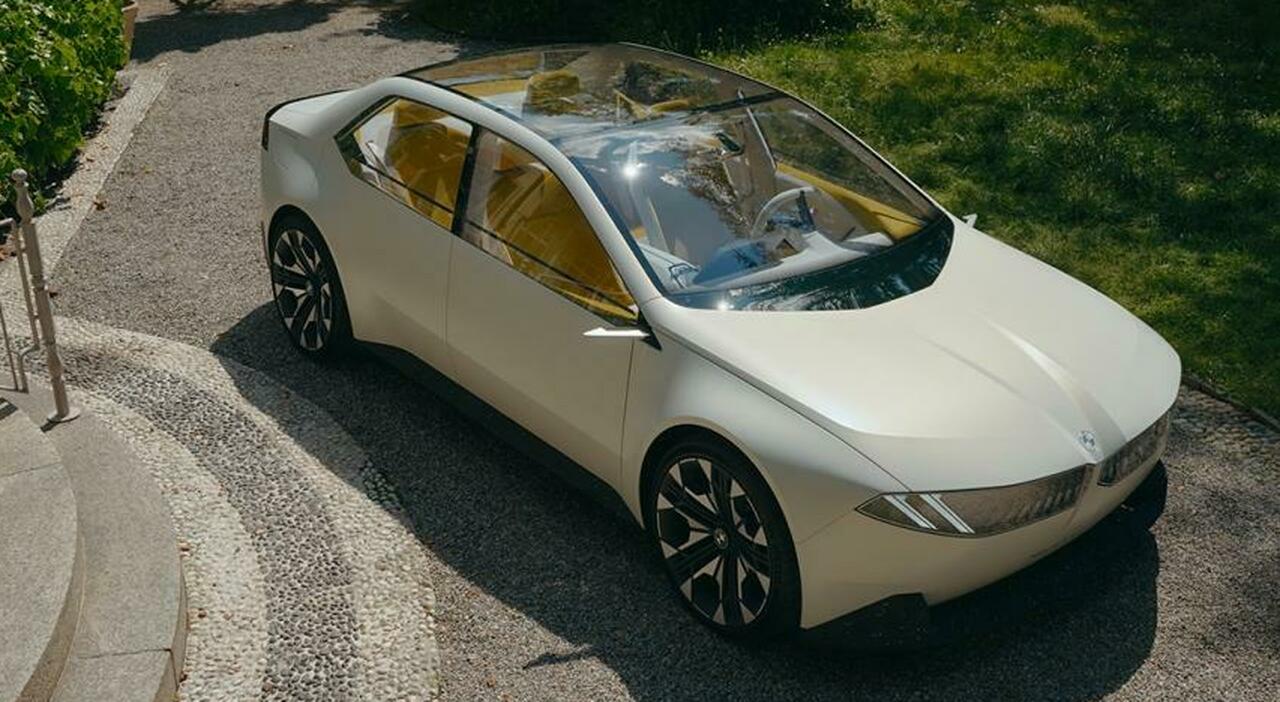 Elemento di lusso di classe business per interni auto frigorifero nel  sedile posteriore della vettura nei pressi di media del pannello di  controllo del sistema acqua di raffreddamento e le bevande mentre