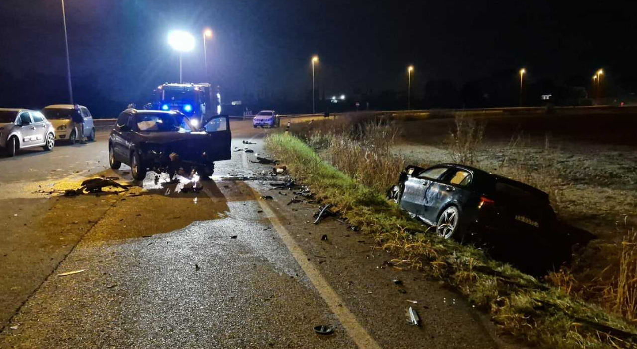 Ladri in fuga imboccano la rotonda contromano e si schiantano contro un