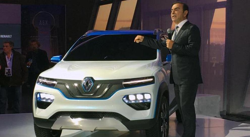 Il ceo di Renault Carlos Ghosn mentre presenta il mini-Suv K-ZE