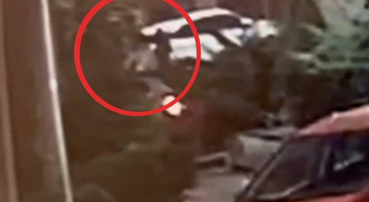 Santo Romano ucciso a San Sebastiano al Vesuvio, il video del raid: lui va incontro al killer, poi gli spari dall?auto