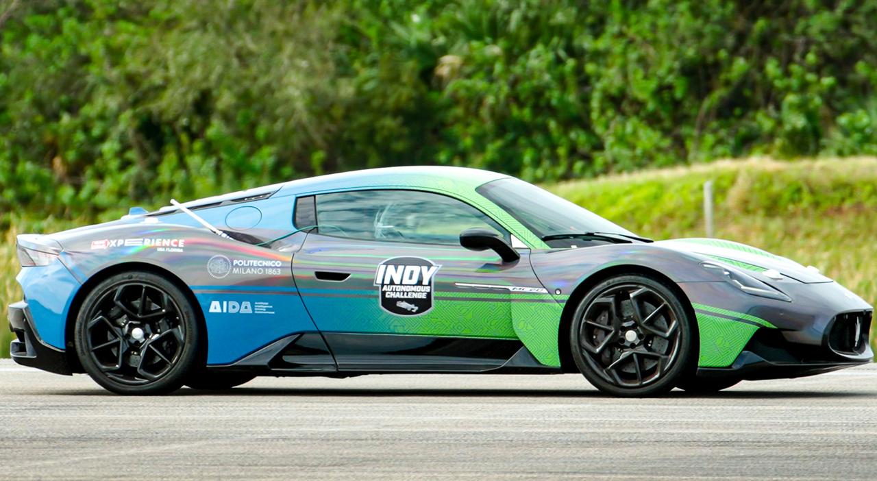 La Maserati MC20 sulla leggendaria pista della NASA a Cape Canaveral