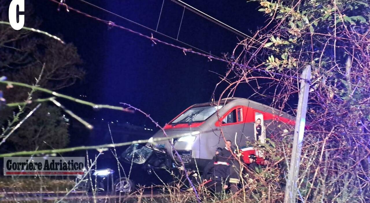 Paura sui binari a Serra San Quirico: auto bloccata sulle rotaie viene travolta dal Freccia Argento