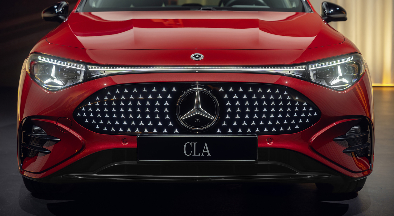 Il frontale della nuova Mercedes CLA