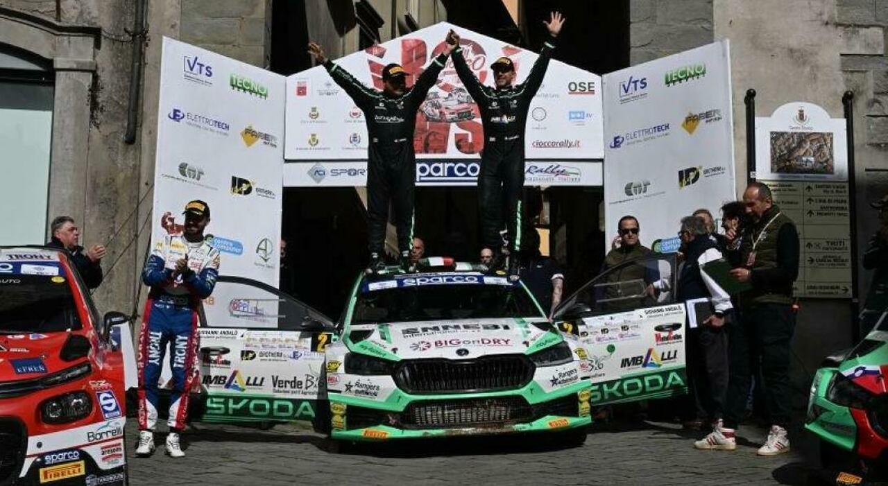 Gian Domenico Basso e Lorenzo Granai festeggiano la vittoria