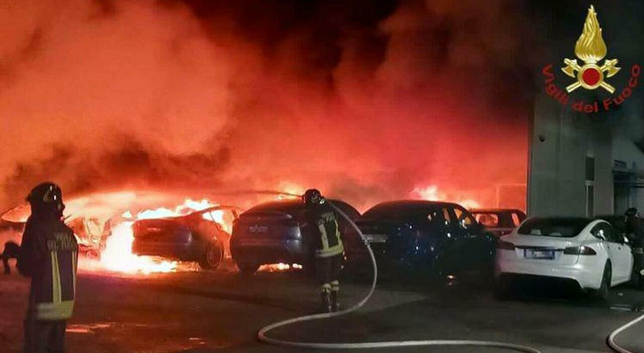 I vigili del fuoco all'opera per spegnere l'incendio nella concessionaria Tesla di Roma