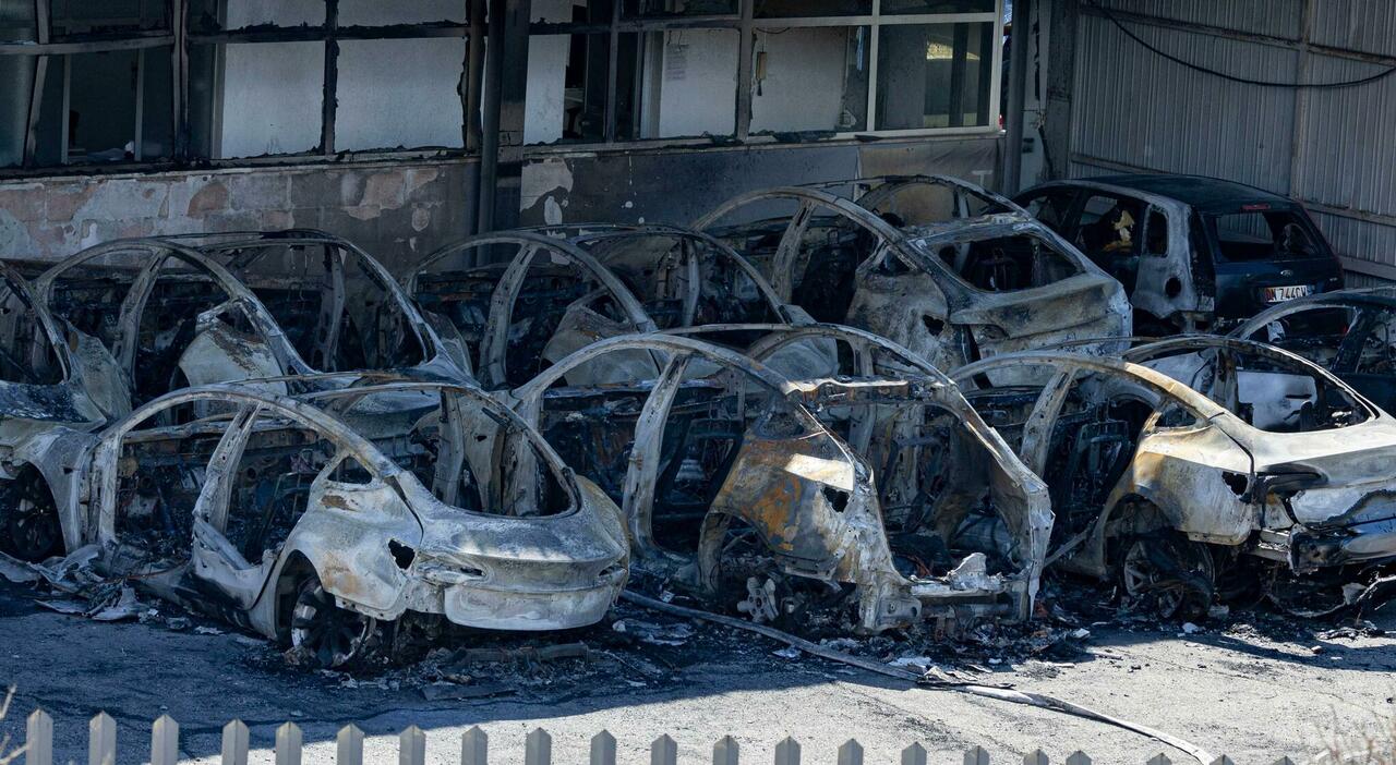 Le Tesla bruciate all'interno della concessionaria a Roma