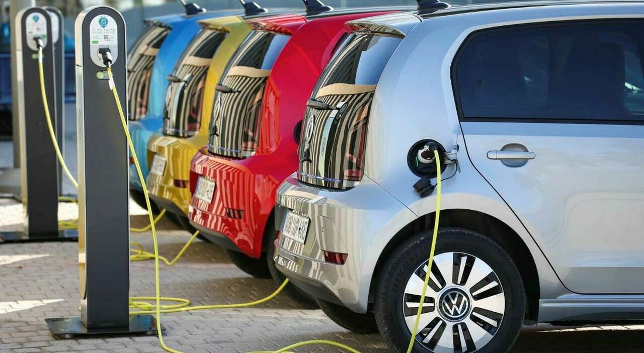 auto elettriche in ricarica