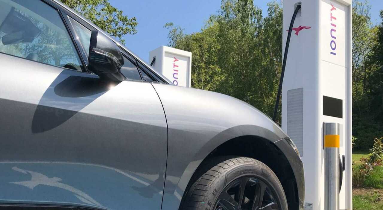 Un'auto elettrica in ricarica