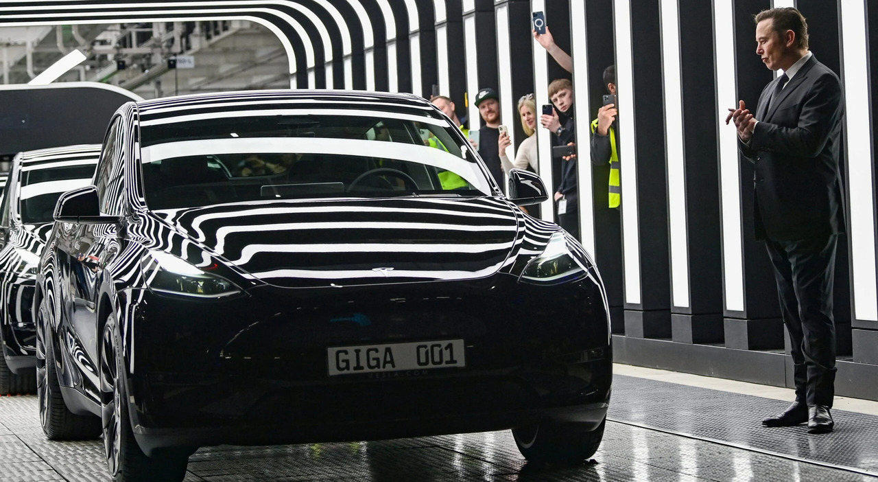 Elon Musk con la sua Model Y