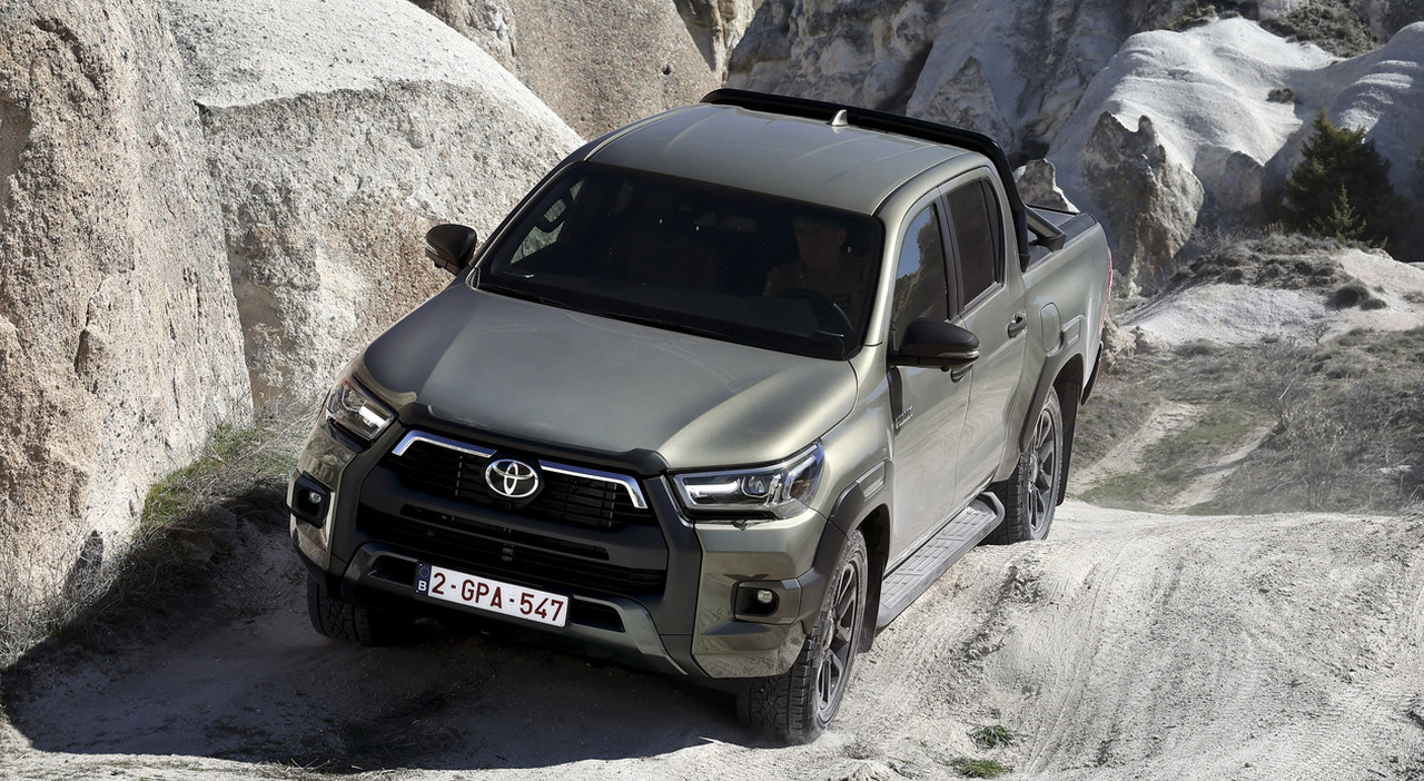 La nuova Toyota Hilux nella versione mild hybrid