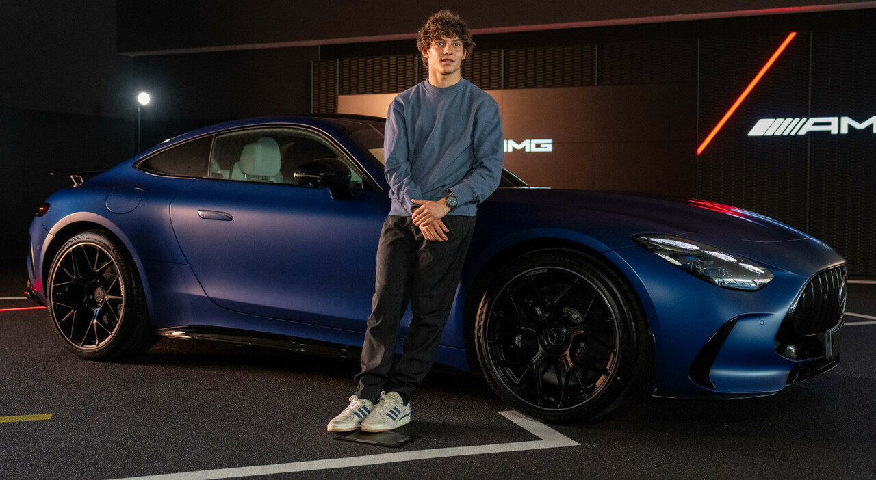 Kimi Antonelli con la nuova Mercedes-AMG GT 63
