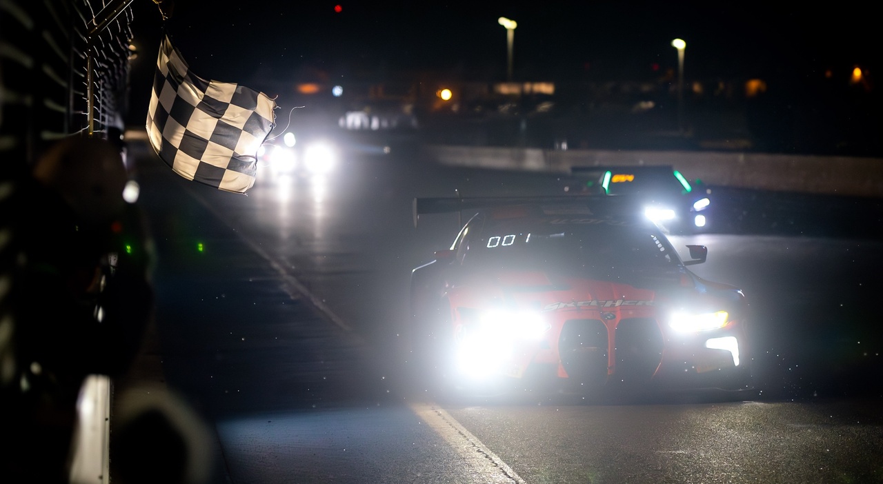 la BMW M4 GT3 EVO del team WRT ha tagliato il traguardo davanti a tutti