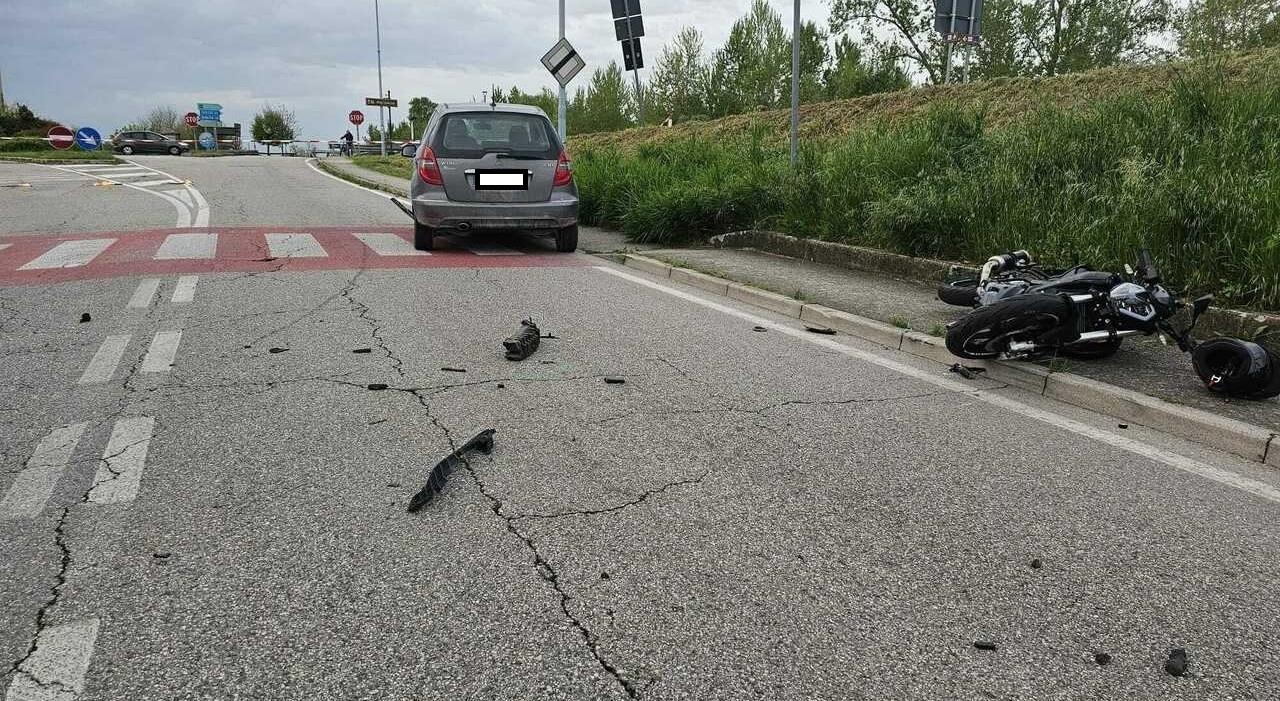 Incidente tra una moto e una Mercedes: centauro 16enne grave. Tra i primi soccorsi, un farmacista e un carabiniere fuori servizio Incidente tra una moto e una Mercedes: centauro 16enne grave. Tra i primi soccorsi, un farmacista e un carabiniere fuori servizio