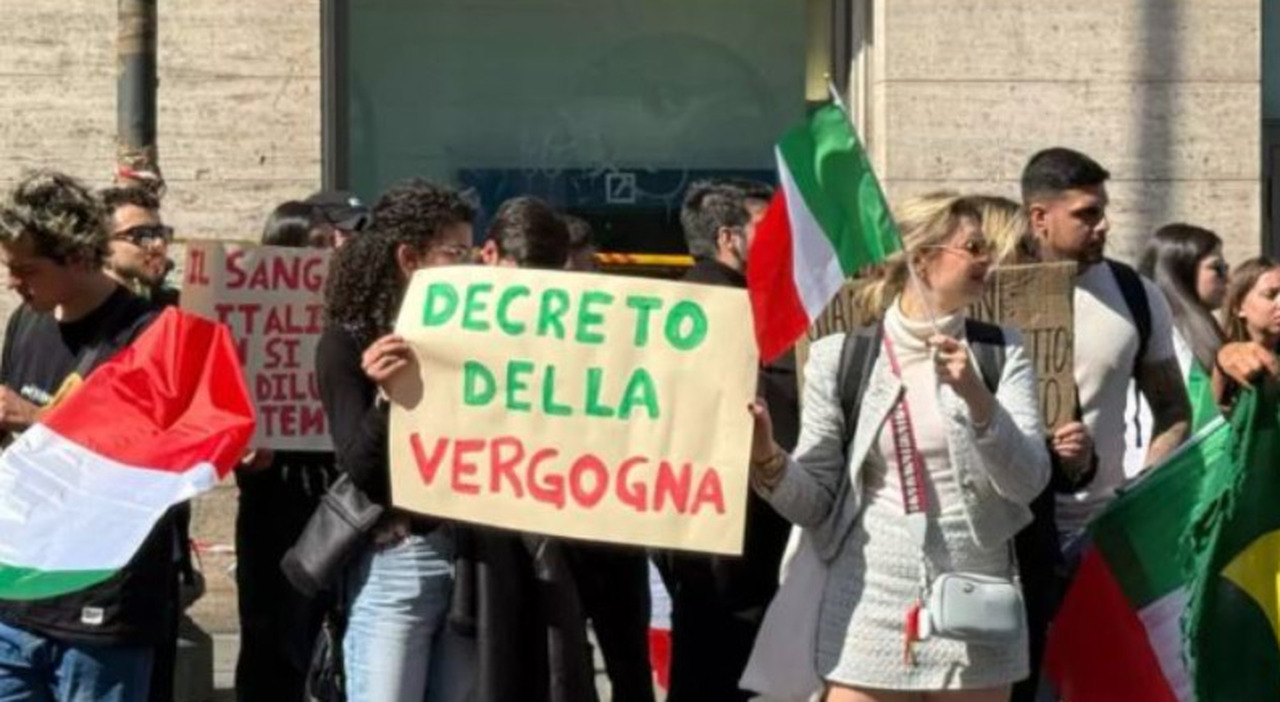 Cittadinanza agli Oriundi, senatori bombardati di email. Scoppia la protesta virtuale: «No al decreto della vergogna» Cittadinanza agli Oriundi, senatori bombardati di email. Scoppia la protesta virtuale: «No al decreto della vergogna»