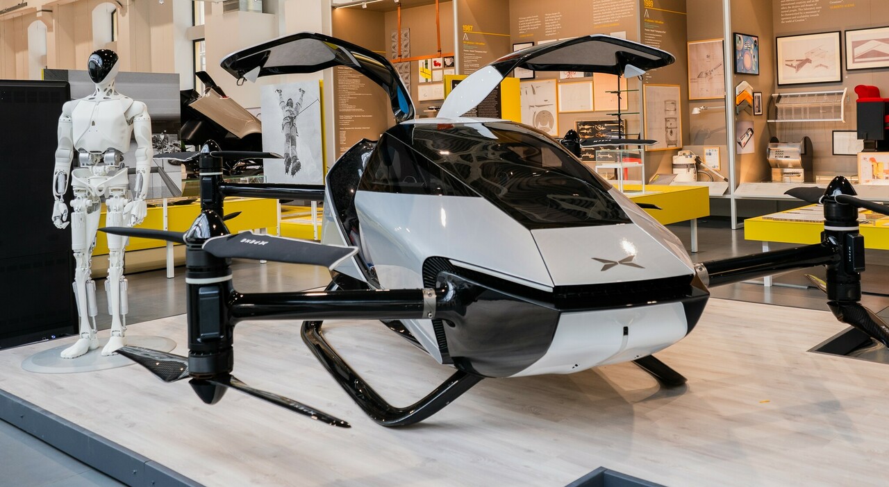 l’Aeroth X2, un veicolo elettrico volante (difficile definirlo automobile per l’assenza di ruote) a decollo verticale in grado di trasportare due persone alla velocità massima di 130 km orari con 35 minuti di autonomia.