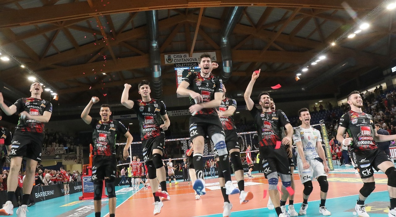 Miracolo Lube, i cucinieri battono Perugia 3 0: si va a gara 5 della semifinale playoff Miracolo Lube, i cucinieri battono Perugia 3 0: si va a gara 5 della semifinale playoff