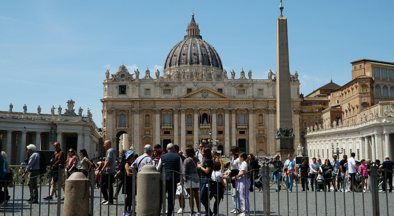 Papa Francesco morto, rinforzata la sicurezza a San Pietro e pattuglie sul Tevere