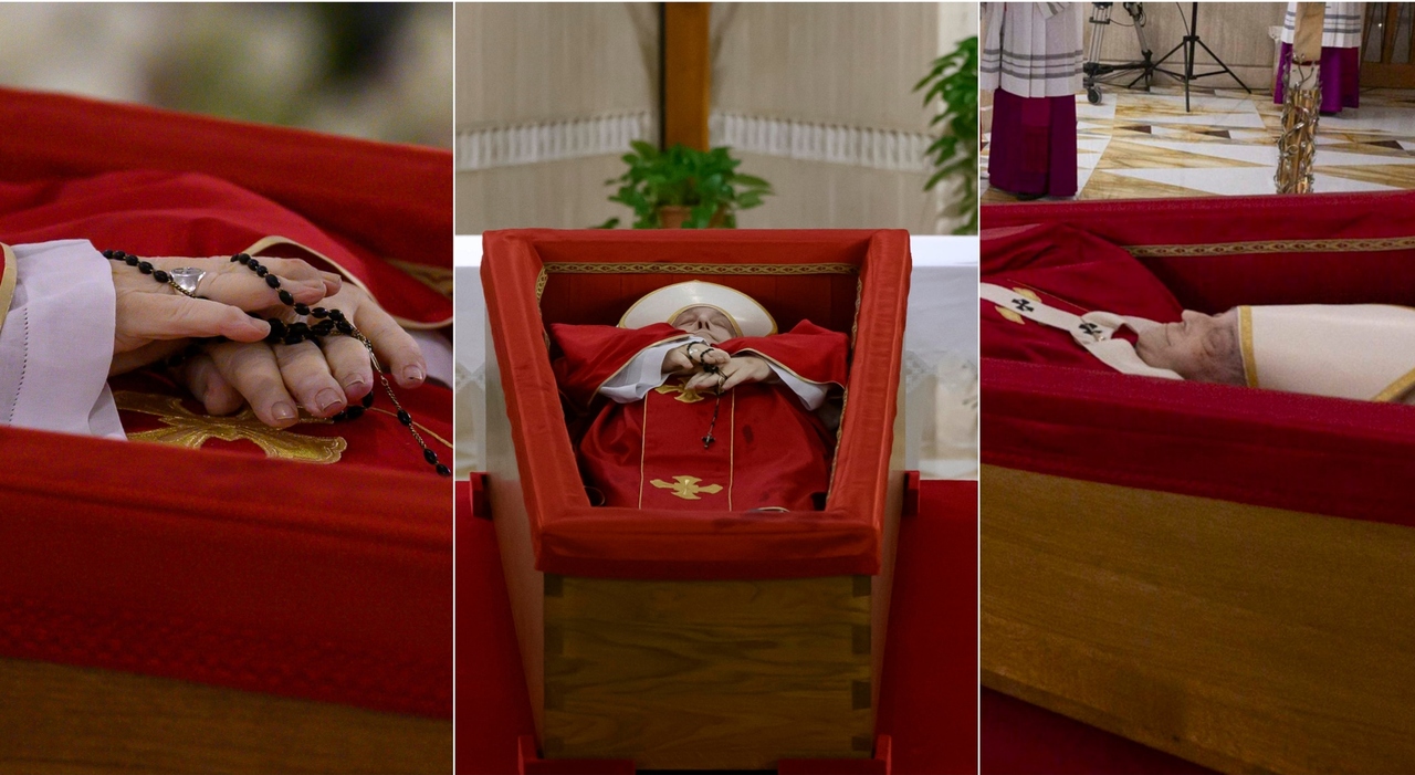 papa francesco la prima foto nella bara di legno la mitra in testa il rosario tra le mani cos236 il pontefice ha cambiato le regole per le esequie