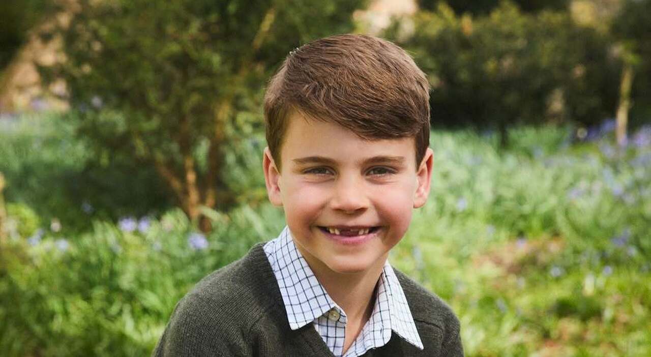 Royal Family da Leggo.it Royal Family il principino Louis compie 7 anni sorriso senza denti nella foto di rito che rompe una tradizione e i dubbi su Kate