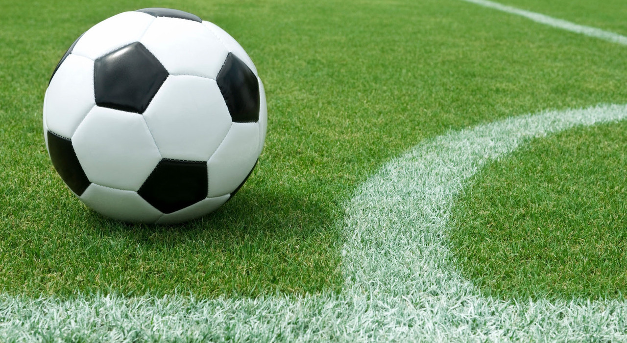 Segna rigore da Corriereadriatico.it segna il rigore decisivo ma non esulta prima va a stringere la mano agli avversari premiato il fair play di giulio
