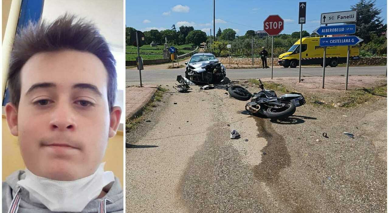 Tragico incidente: scontro frontale tra auto e moto, muore un 21enne Tragico incidente: scontro frontale tra auto e moto, muore un 21enne