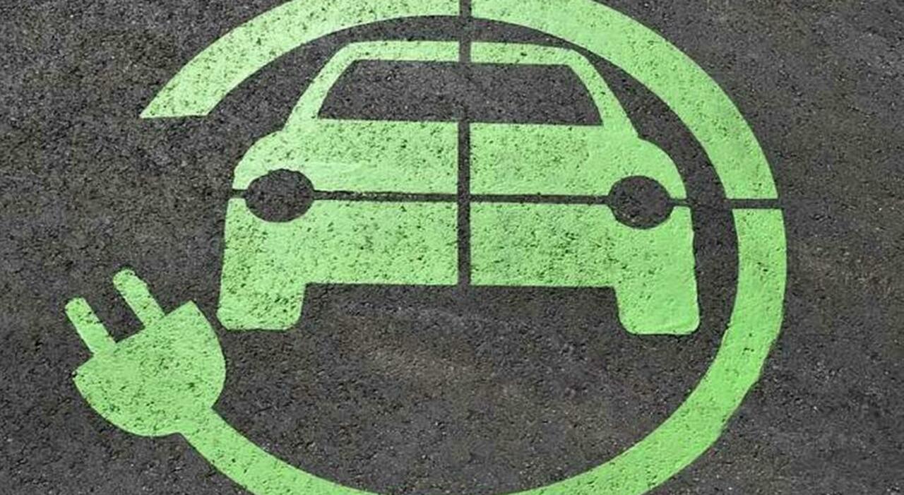 Un posto auto riservato ad auto con la spina