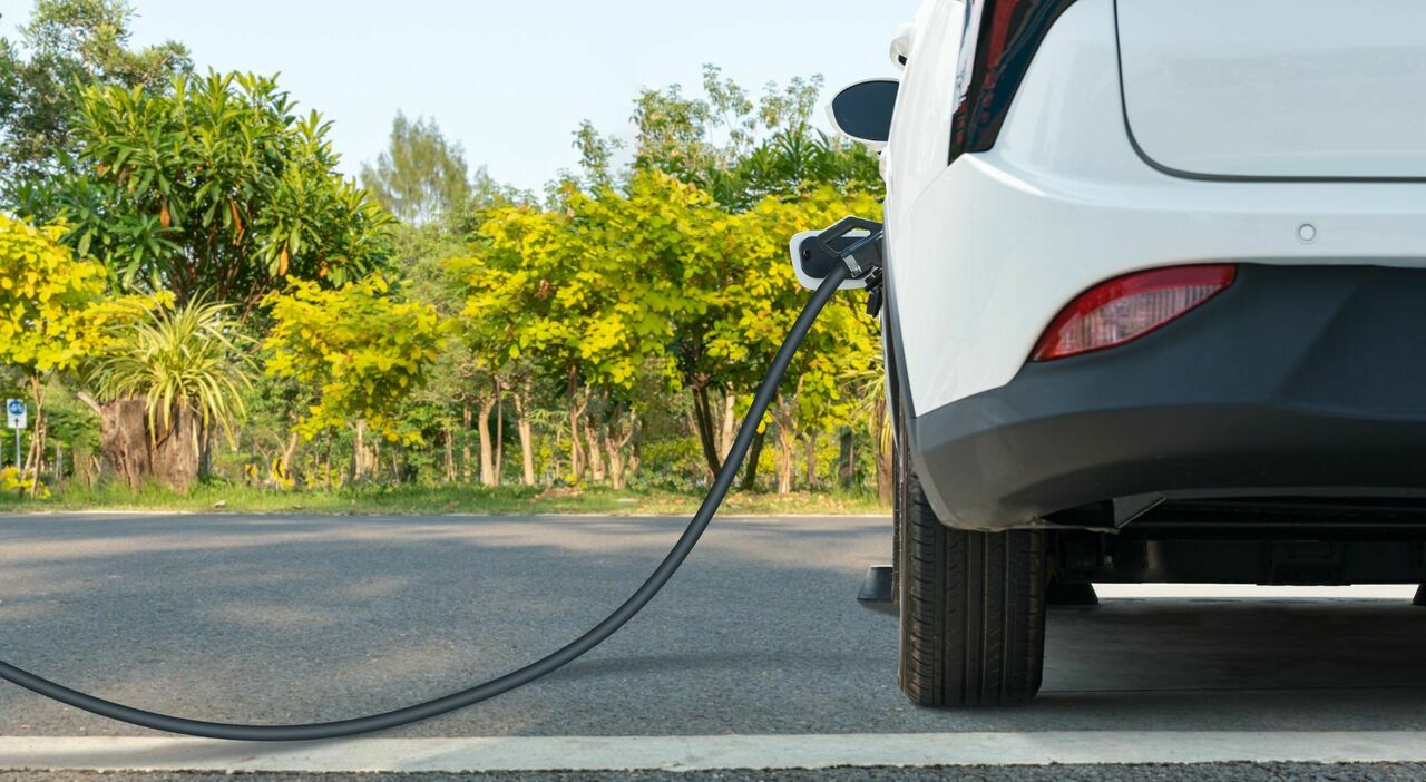 Auto elettrica in ricarica