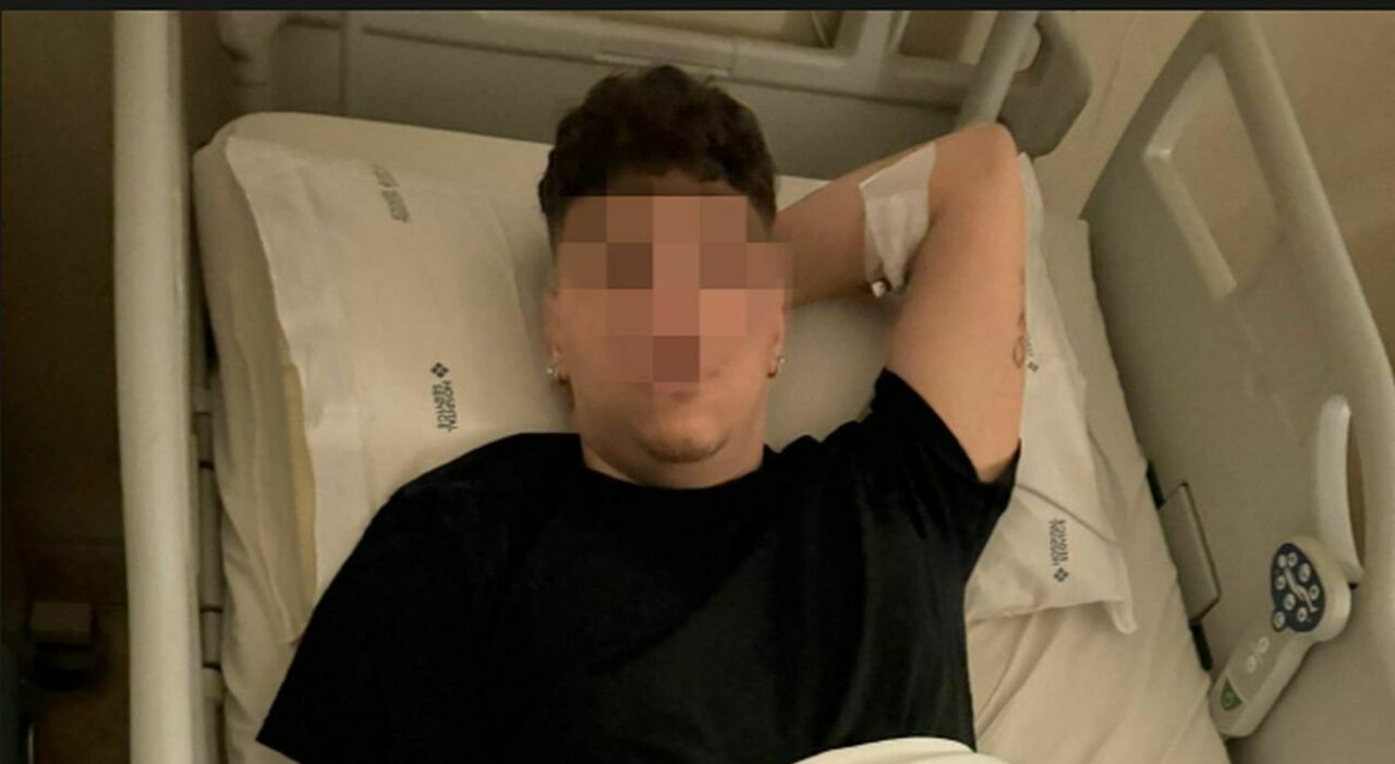 Napoli, sangue a via Chiaia: urta una passante, 18enne accoltellato Napoli, sangue a via Chiaia: urta una passante, 18enne accoltellato