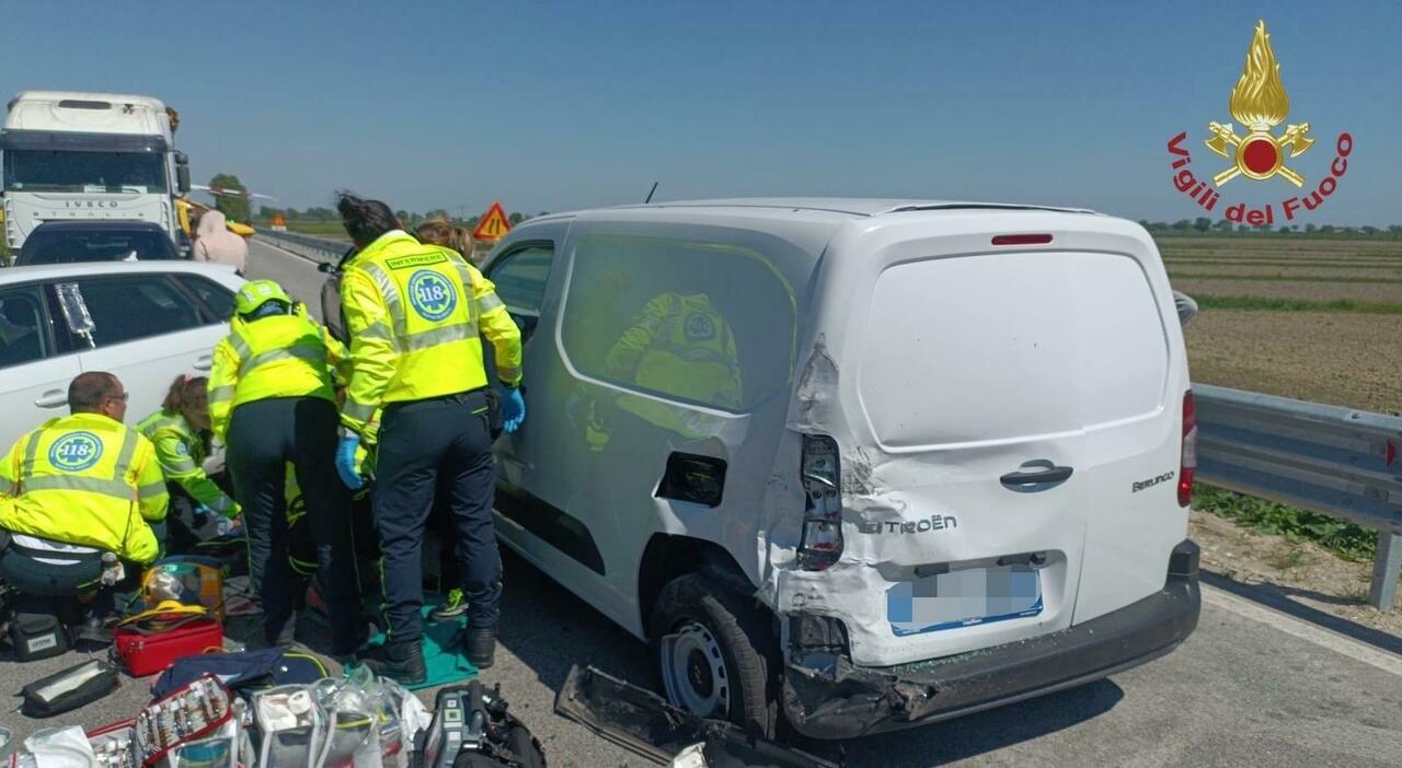 Incidente tra tre auto e una moto sulla Triestina, una vettura finisce nel fossato: morto il centauro Giuseppe Busatto. Tre persone ferite Incidente tra tre auto e una moto sulla Triestina, una vettura finisce nel fossato: morto il centauro Giuseppe Busatto. Tre persone ferite