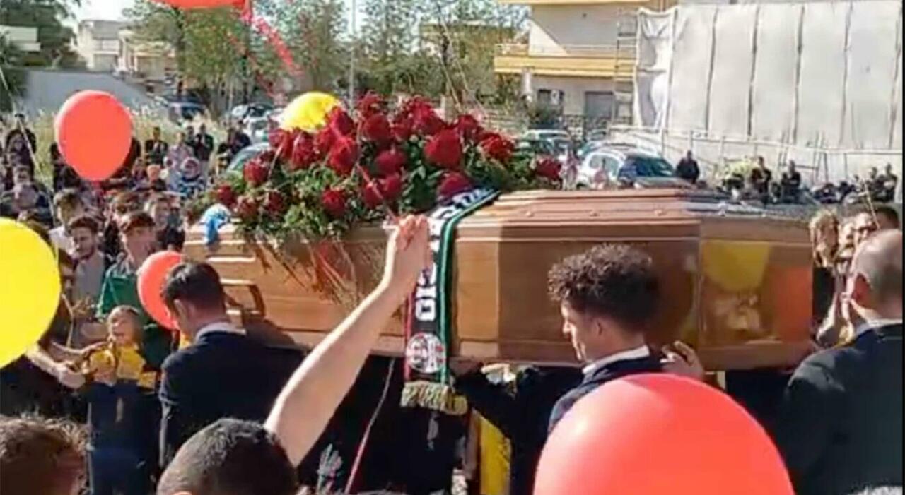 "Grazià, sono venuti da tutta Italia per te". Il saluto di Azzurra al suo amore Graziano "Grazià, sono venuti da tutta Italia per te". Il saluto di Azzurra al suo amore Graziano