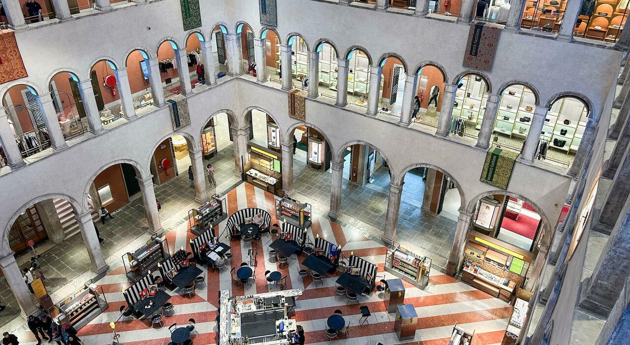 Venezia, chiude il Fondaco dei Tedeschi: luci spente nel polo del lusso Venezia, chiude il Fondaco dei Tedeschi: luci spente nel polo del lusso