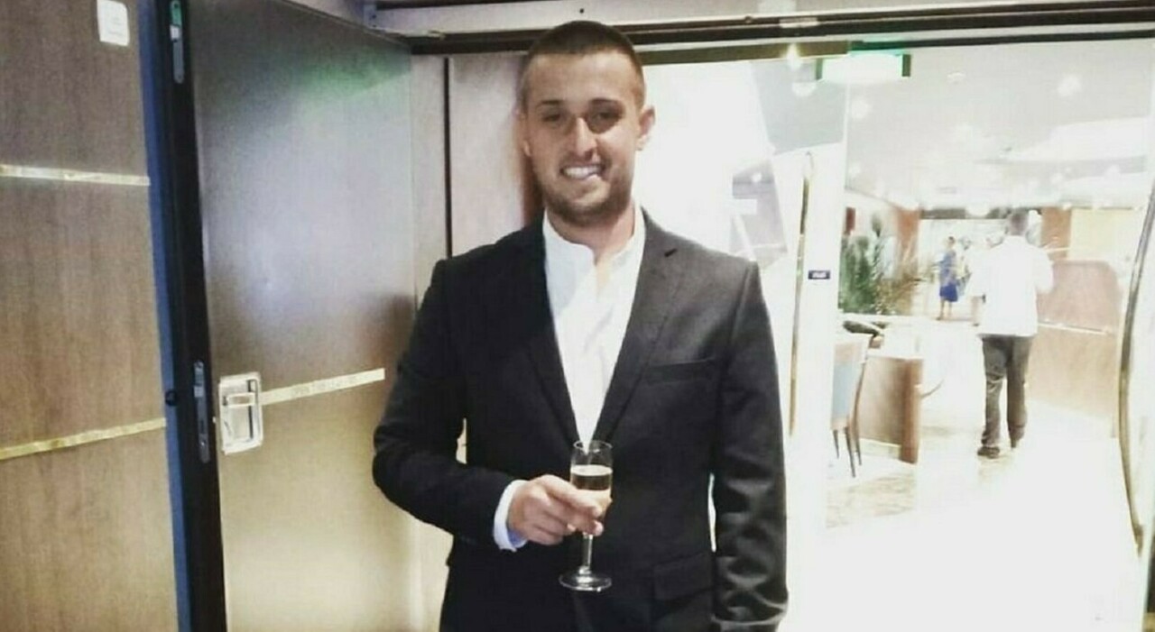 «Mio figlio Mattia Battistetti morto a 23 anni in cantiere, partito per la guerra disarmato di sicurezza. In questo Primo maggio non ho niente da festeggiare» «Mio figlio Mattia Battistetti morto a 23 anni in cantiere, partito per la guerra disarmato di sicurezza. In questo Primo maggio non ho niente da festeggiare»