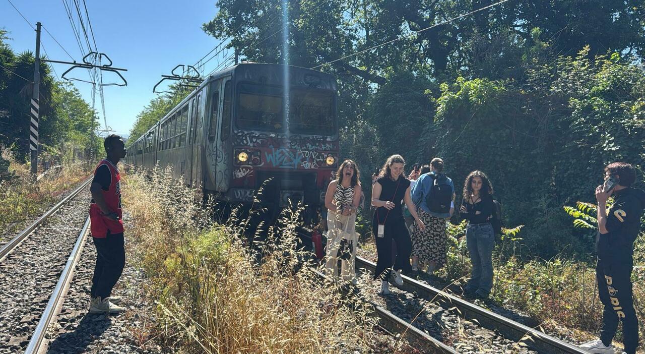 Circumvesuviana fumo da Ilmattino.it circumvesuviana fumo dai vagoni stop al treno turisti e pendolari a piedi sui binari