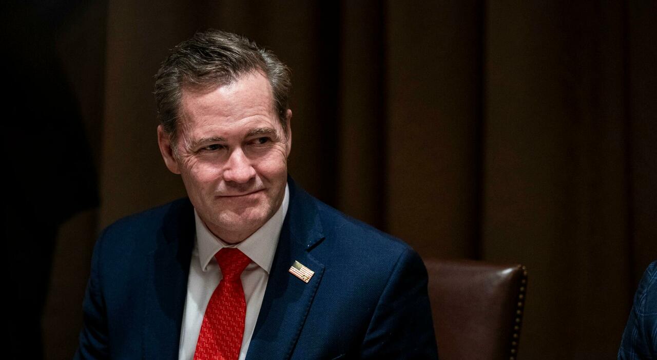 Trump caccia Mike Waltz dopo il chatgate (e ieri aveva silurato il marito di Kamala Harris dall Trump caccia Mike Waltz dopo il chatgate (e ieri aveva silurato il marito di Kamala Harris dall