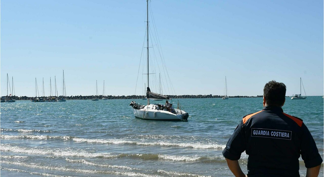 L’inaspettato arenamento di una barca a vela di 8 metri al faro di Fiumicino L’inaspettato arenamento di una barca a vela di 8 metri al faro di Fiumicino