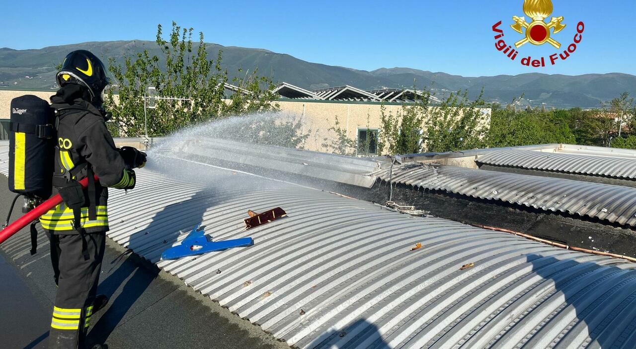 Ultraleggero precipita in Umbria, morto il pilota. Passeggero si salva lanciandosi prima dello schianto Ultraleggero precipita in Umbria, morto il pilota. Passeggero si salva lanciandosi prima dello schianto