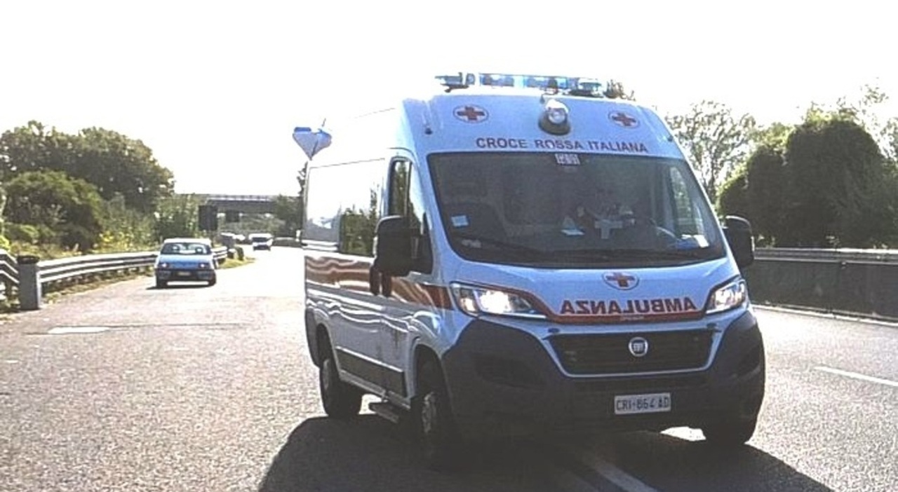 Fuori strada mortale in A14 a Pesaro, conducente sbalzato dalla macchina cabrio finita nella scarpata