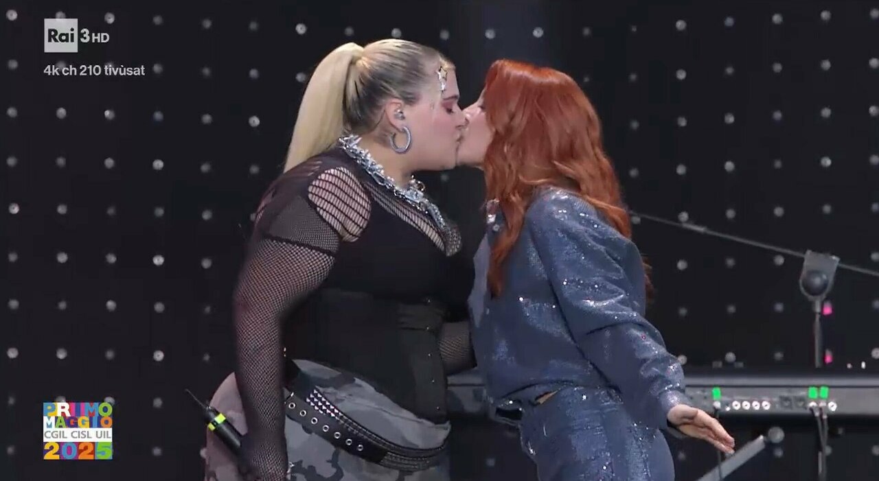 Concertone, bacio saffico tra Noemi e BigMama sulle note di "I kissed a girl" in diretta tv Concertone, bacio saffico tra Noemi e BigMama sulle note di "I kissed a girl" in diretta tv