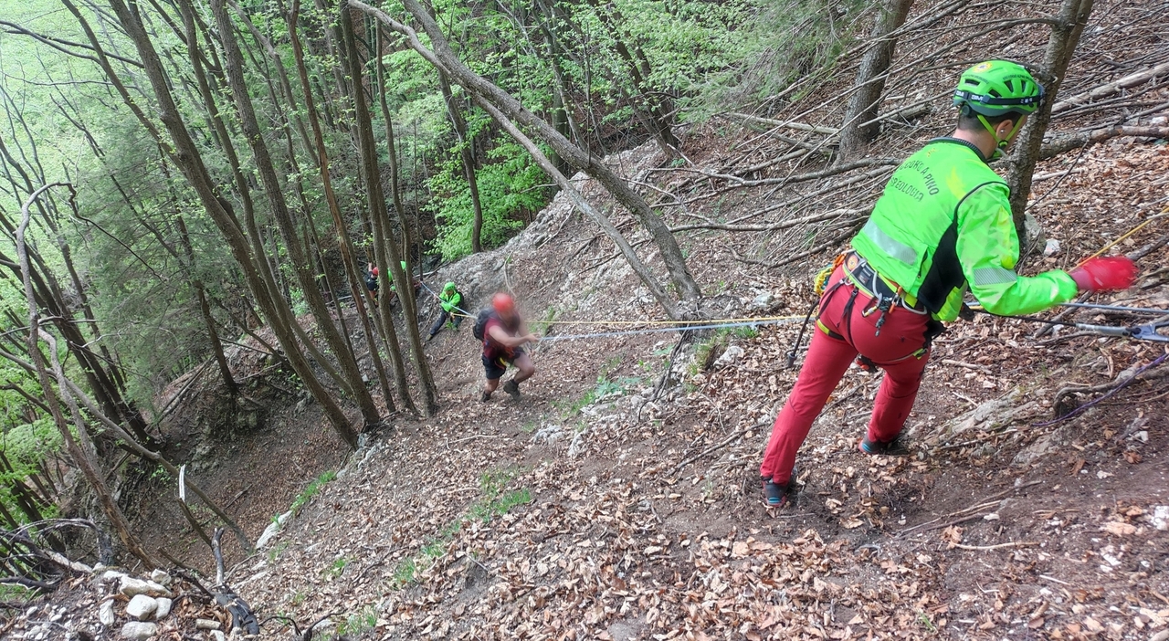 Escursionisti inesperti sbagliano la discesa sul Monte Grappa e restano bloccati su un sentiero: recuperati dal soccorso alpino e dall?elicottero dei vigili del fuoco Escursionisti inesperti sbagliano la discesa sul Monte Grappa e restano bloccati su un sentiero: recuperati dal soccorso alpino e dall?elicottero dei vigili del fuoco