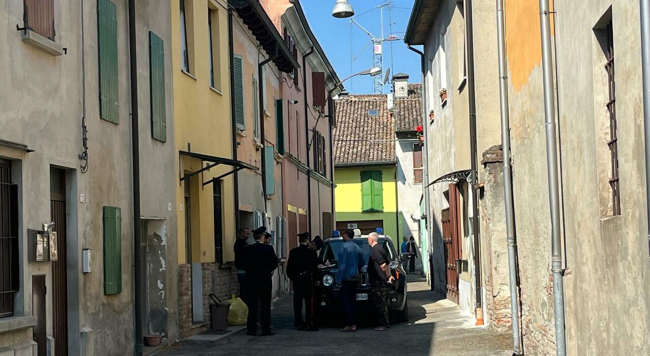 Donna accoltellata da Leggo.it donna accoltellata davanti ai figli il marito in fuga si schianta in auto e muore l allarme dato dai bimbi corsi fuori di casa gridando aiuto
