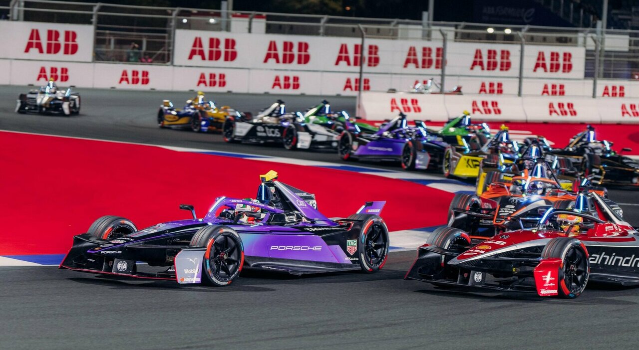 Un combattuto EPric con la Porsche davanti alla Mahindra