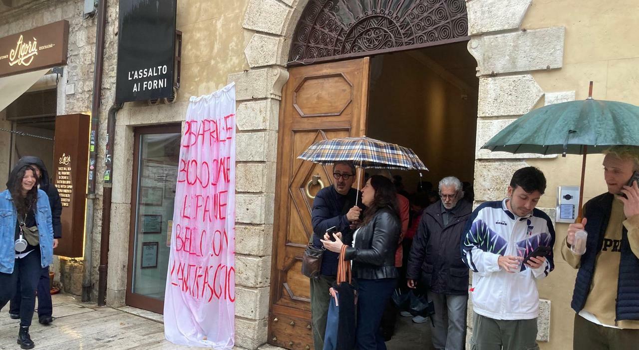 Duemila piazza da Corriereadriatico.it duemila in piazza per sostenere lorenza roiati niente bandiere ma solo antifascismo