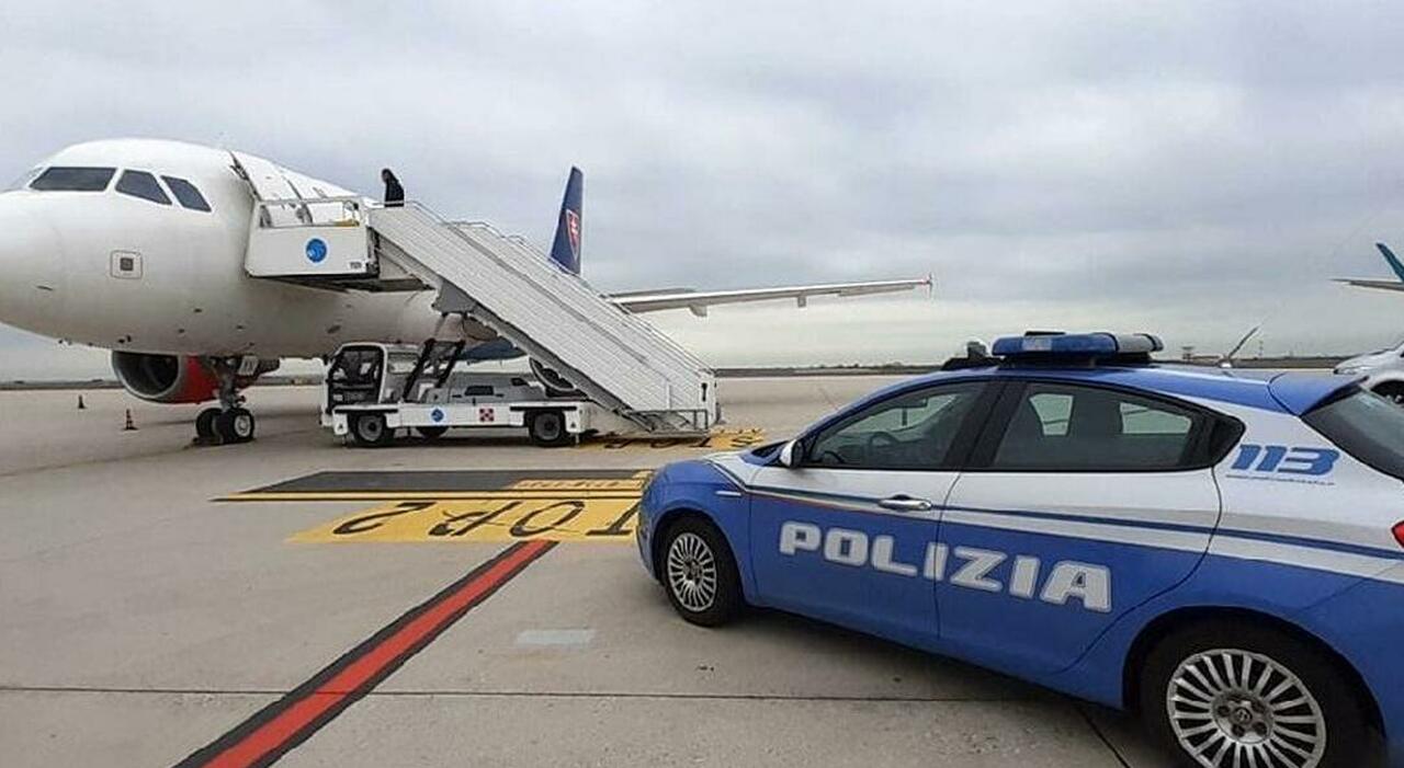Molesta una da Corriereadriatico.it molesta una 14enne e viene arrestato patteggia esce e torna a fare stalking espulso il rider pericoloso a falconara